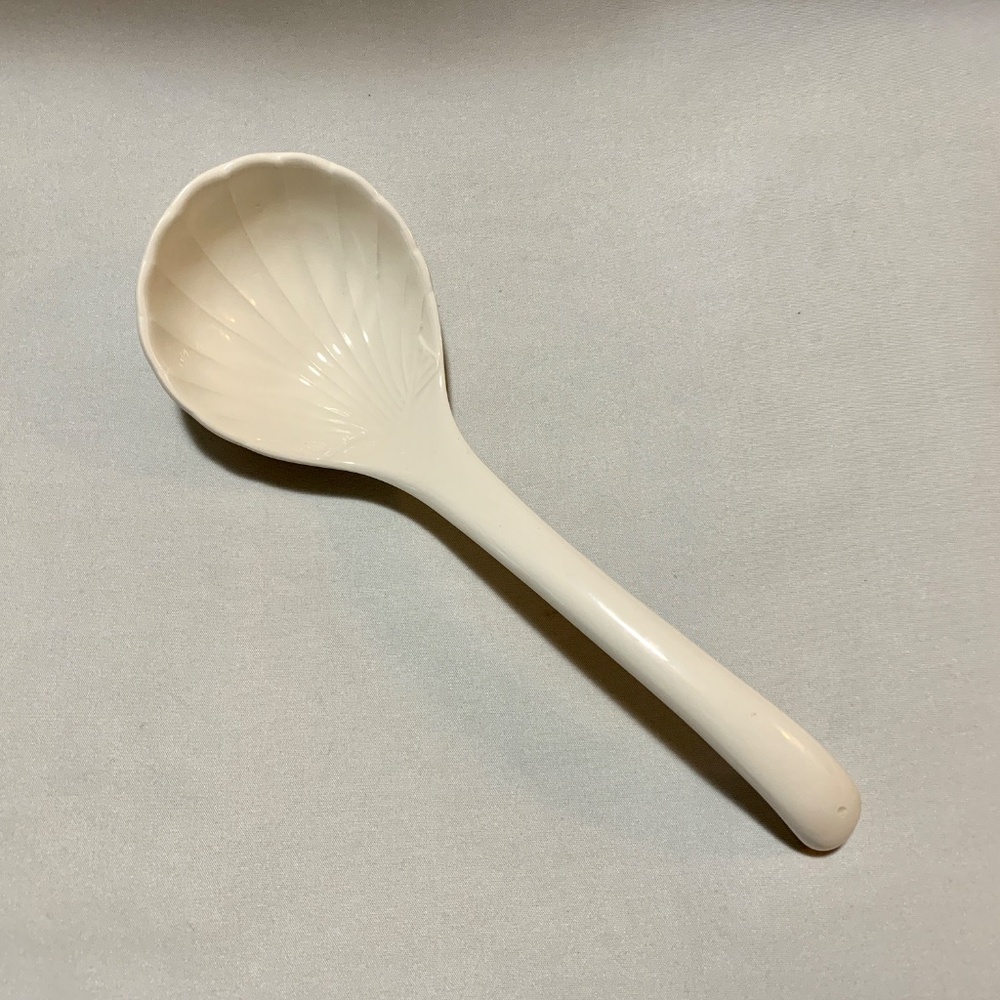 Vintage 10” Ceramic Ivory Soup Ladle with Seashell Pattern - Japan - Picture 2 of 3